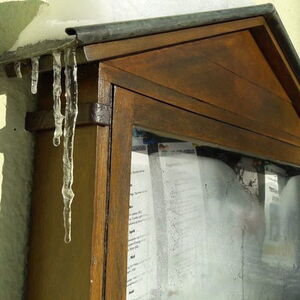 Schaukasten mit Eiszapfen